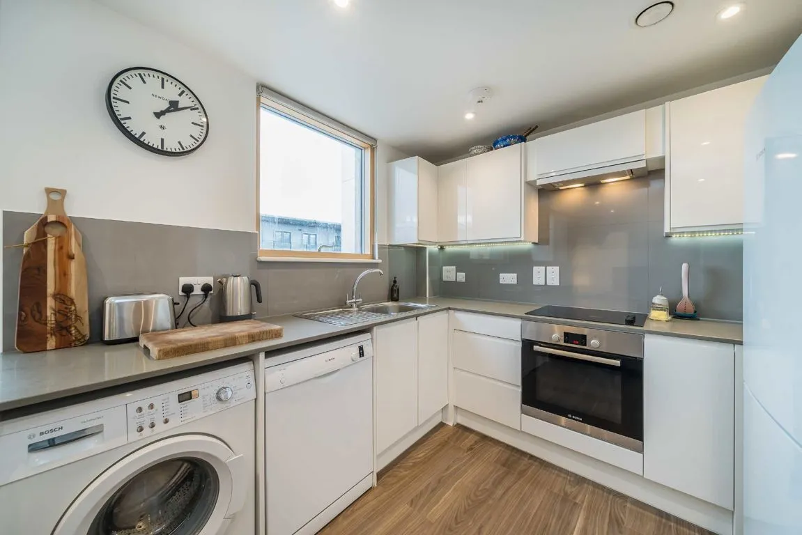Garratt Lane, SW17, photo 3