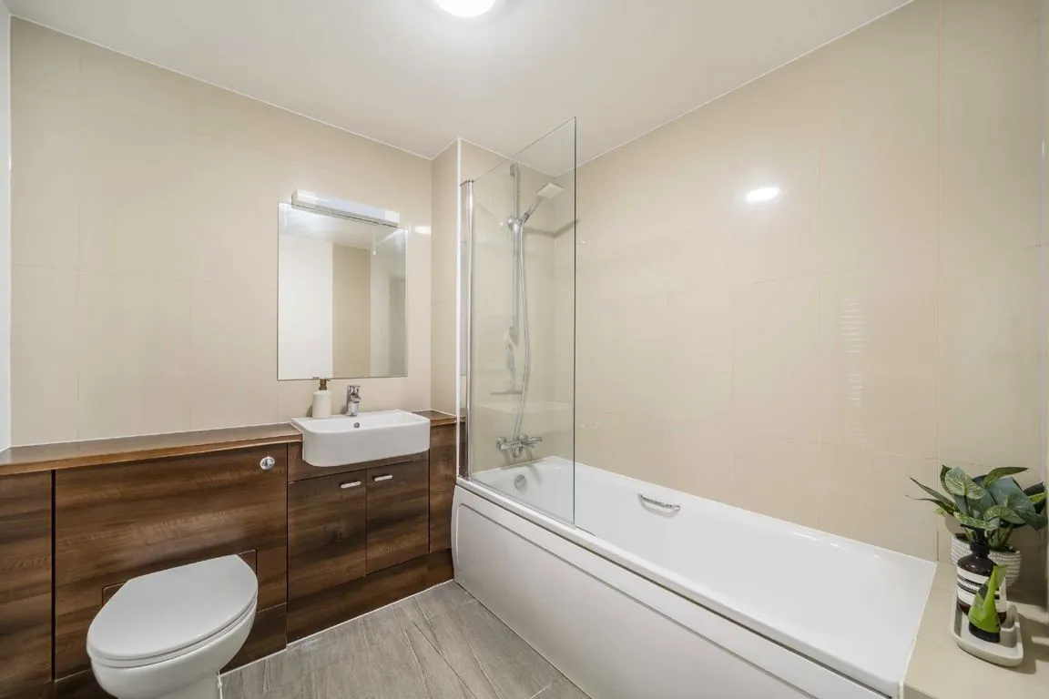 Garratt Lane, SW17, photo 6