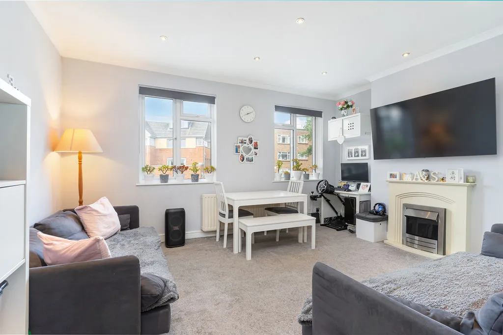 2 bed flat for sale — Banstead Road, Caterham CR3 5QF