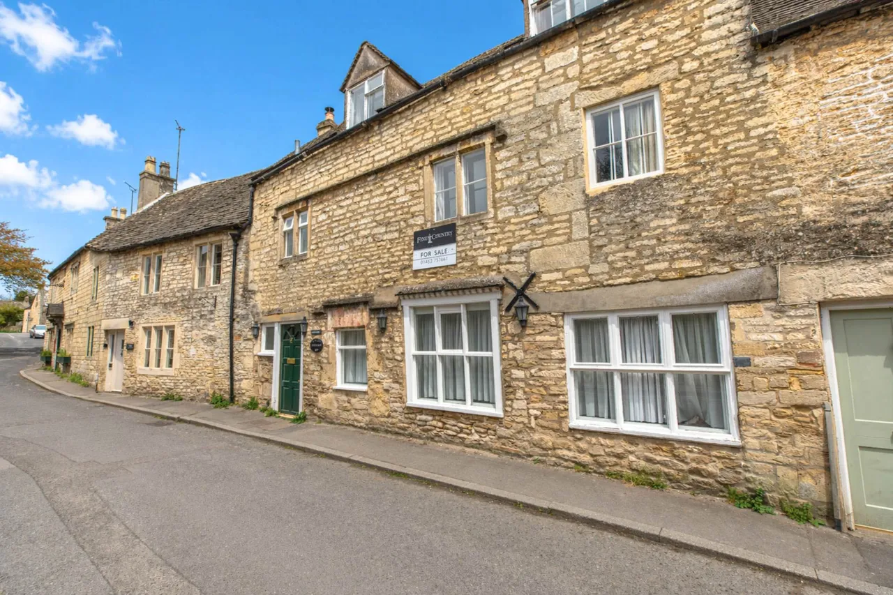 High Street, Bisley, photo 31