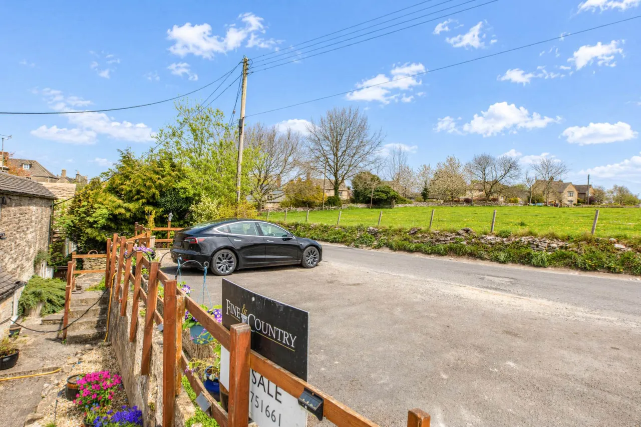 High Street, Bisley, photo 3