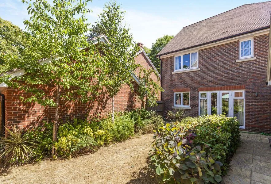 Phillips Close, RG41, photo 12