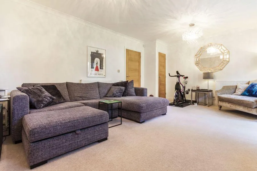 Phillips Close, RG41, photo 3