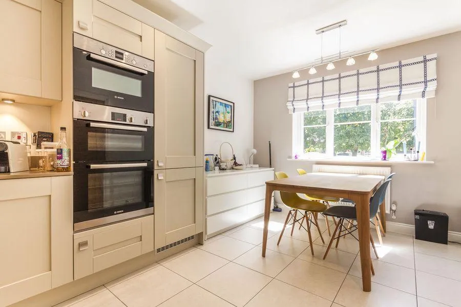 Phillips Close, RG41, photo 4