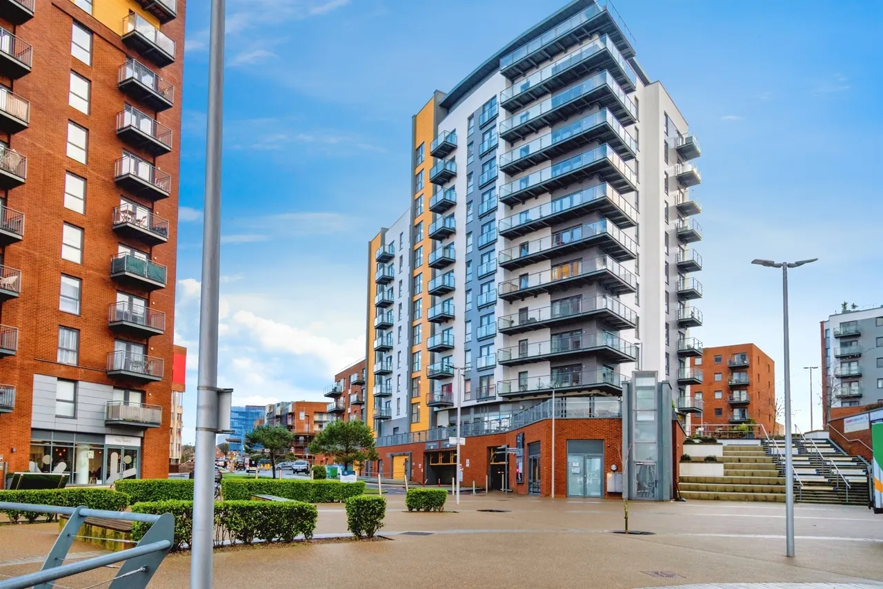 2 bed flat to rent — Centenary Plazza