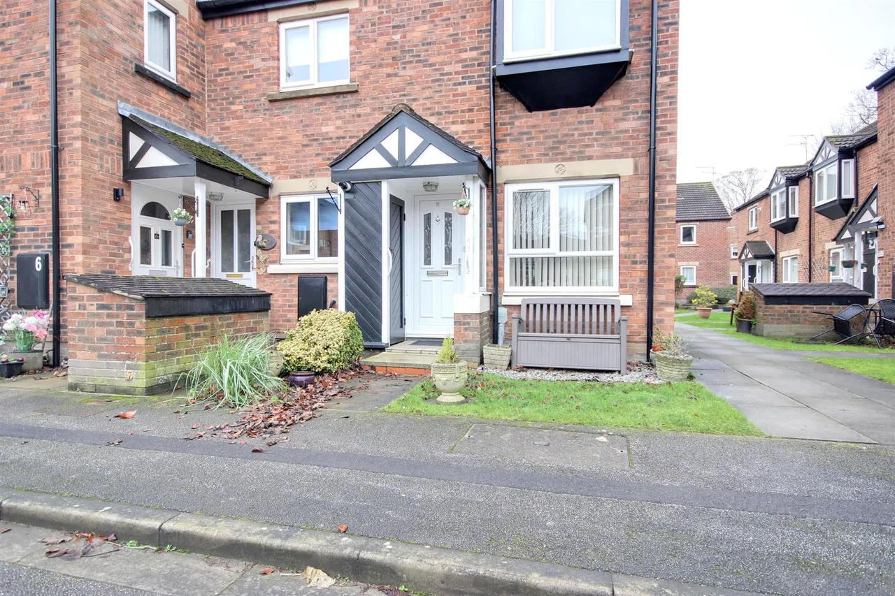 2 bed flat for sale — Applegarth Mews, Crescent Street, Cottingham