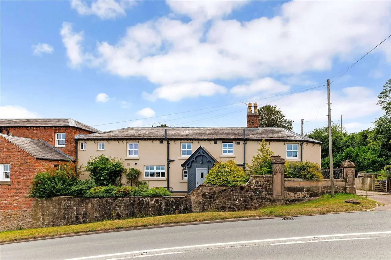 4 bed house for sale — Croeshowell Hill, Rossett, Wrexham, LL12 0AA