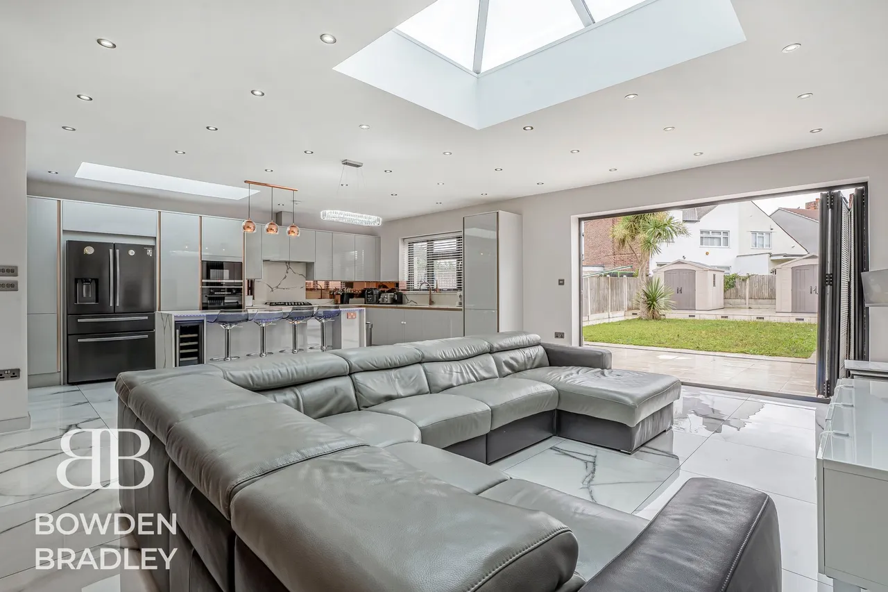 Stradbroke Grove, Clayhall, IG5, photo 2