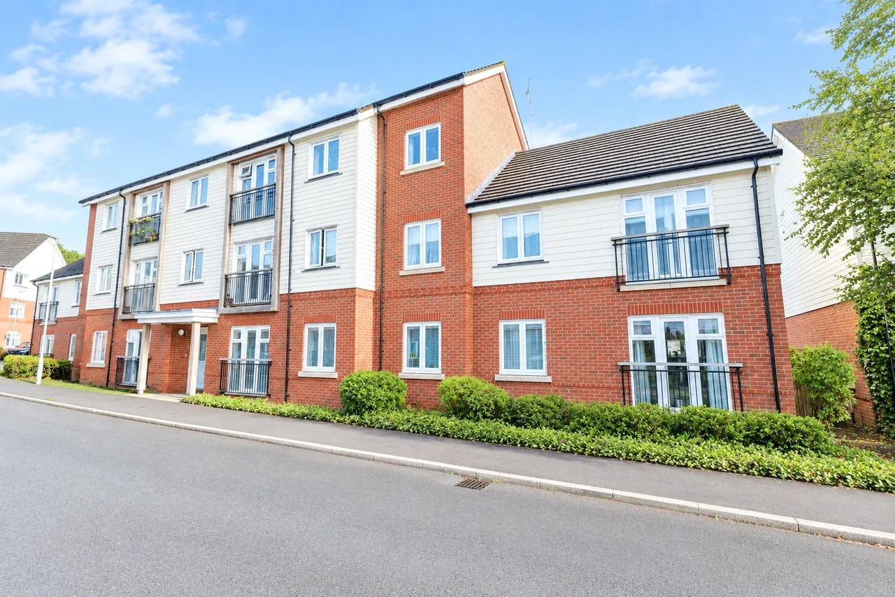 2 bed flat for sale, Hawthorns House, Willowbourne, GU51