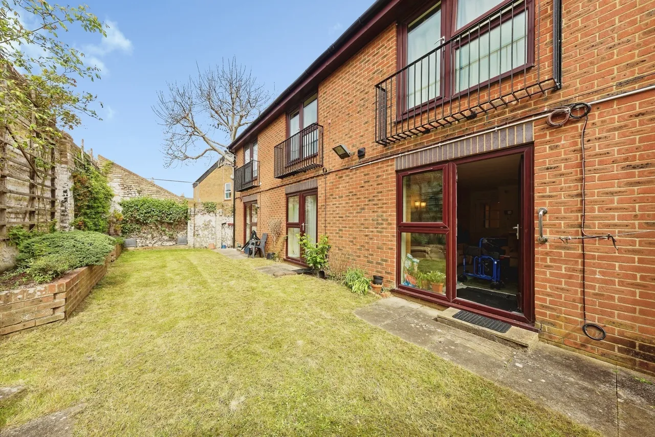 1 bed flat for sale — Coombe Valley Road, Dover, Kent, CT17