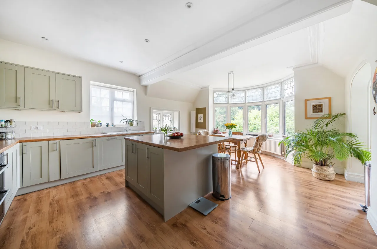 Lower Hale, Farnham, Surrey, GU9 9RP, photo 2