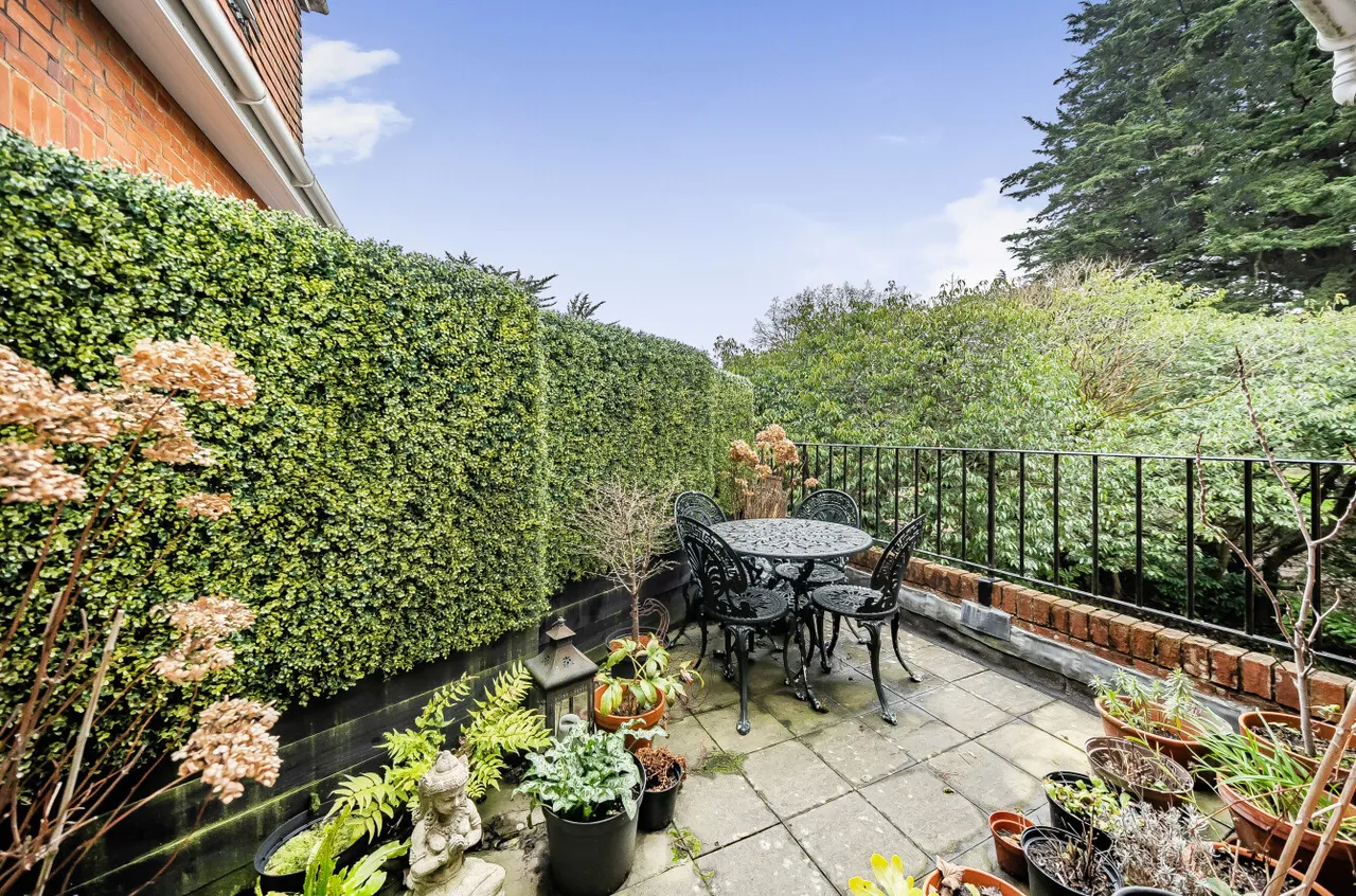 Lower Hale, Farnham, Surrey, GU9 9RP, photo 8