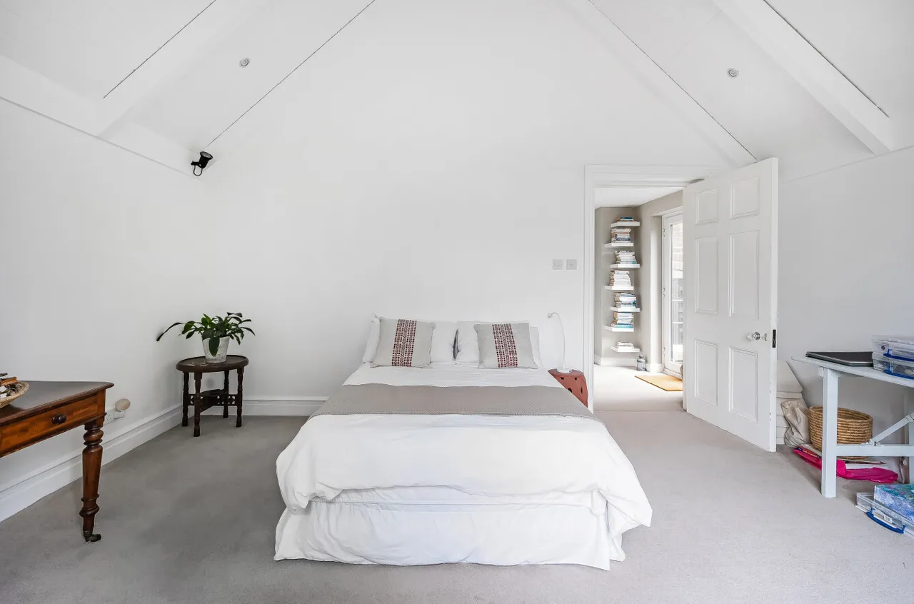 Lower Hale, Farnham, Surrey, GU9 9RP, photo 4