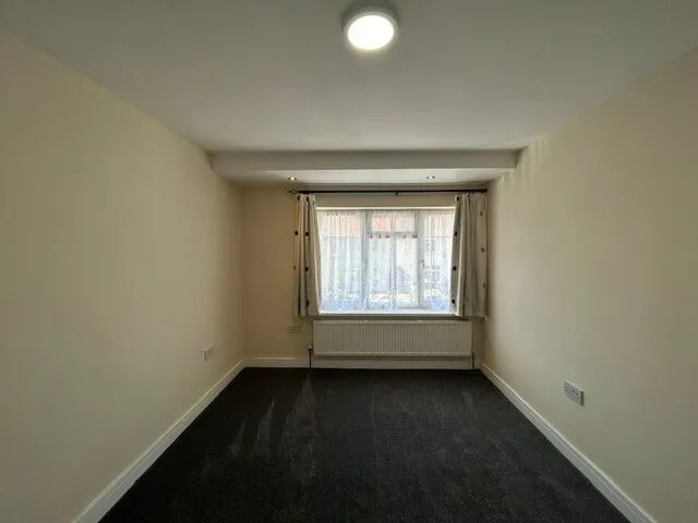 Bainbridge Road, Romford, RM9 5UU, photo 3