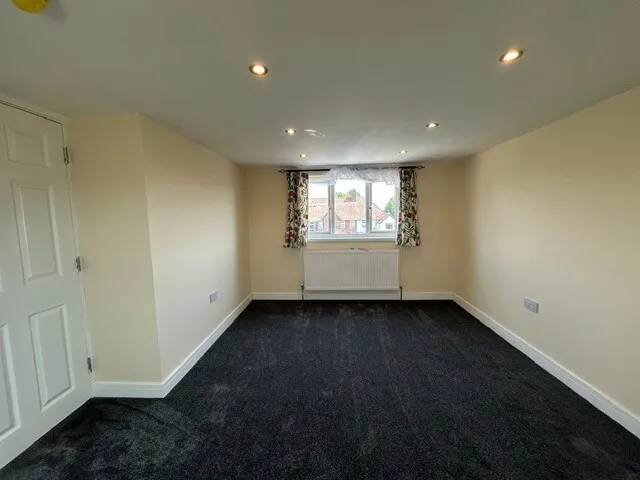 Bainbridge Road, Romford, RM9 5UU, photo 11