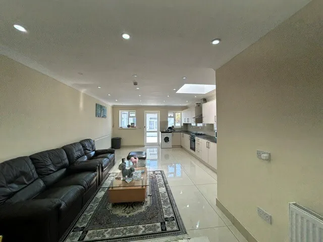 6 bed house to rent — Bainbridge Road, Romford, RM9 5UU