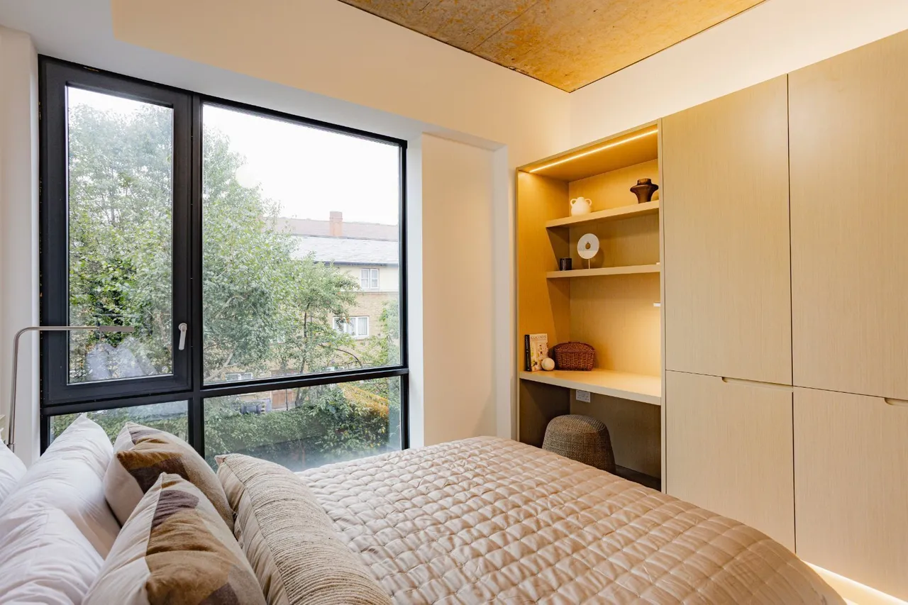 Hammersmith Road, London, W6, photo 9