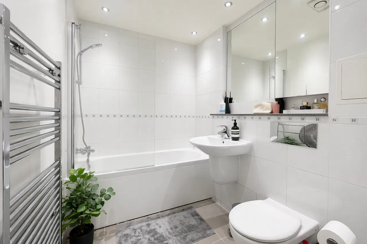 Jubilee Court, South Woodford, E18, photo 4