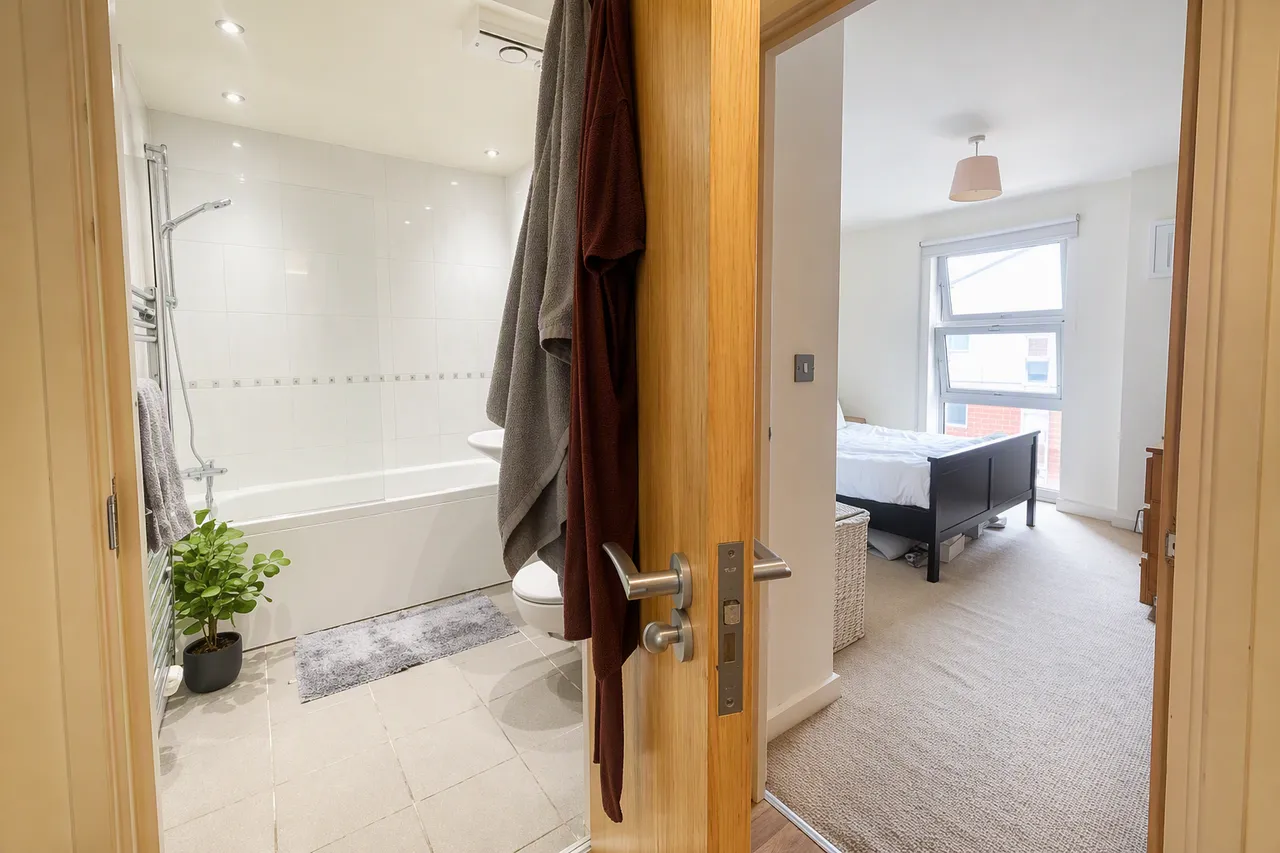Jubilee Court, South Woodford, E18, photo 5