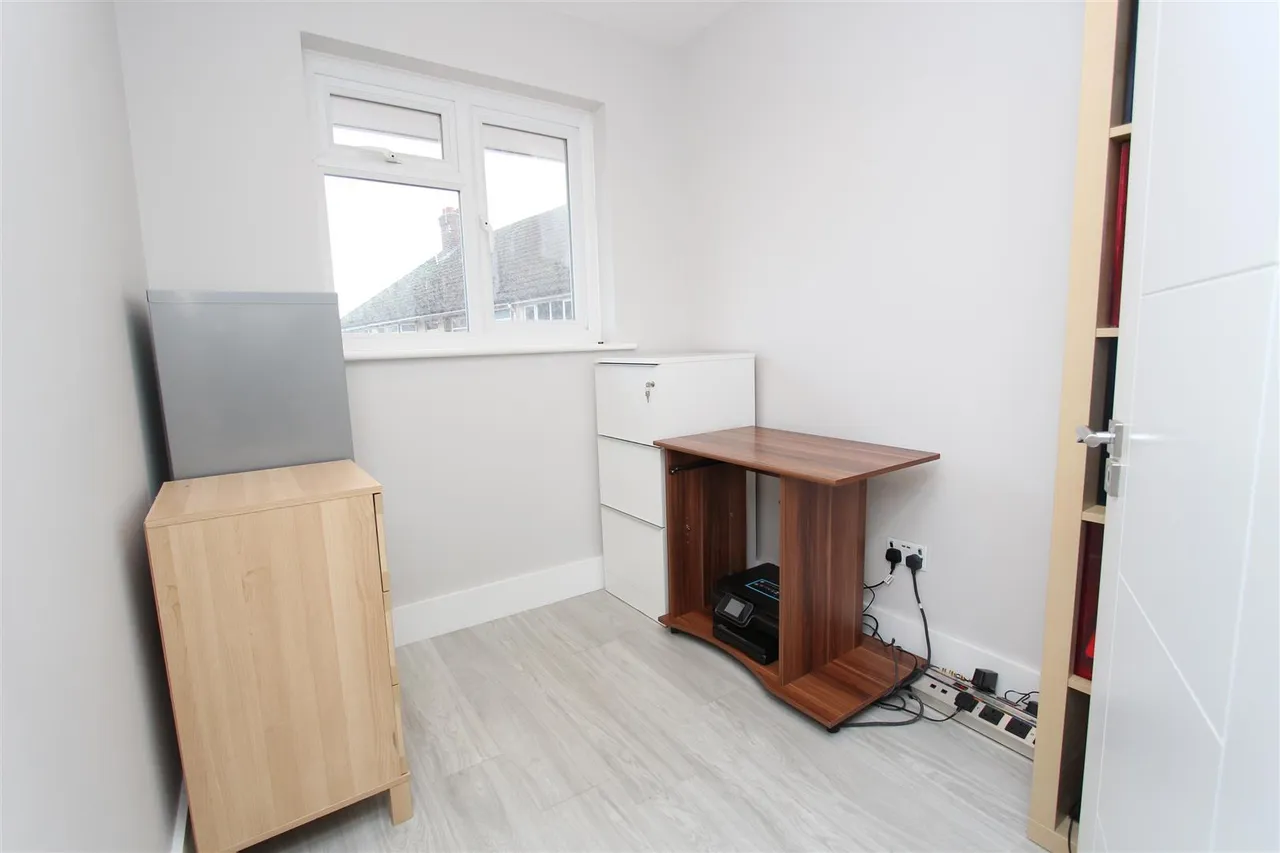 Orchard Close, Denham, Uxbridge, Buckinghamshire, UB9 4BB, photo 12
