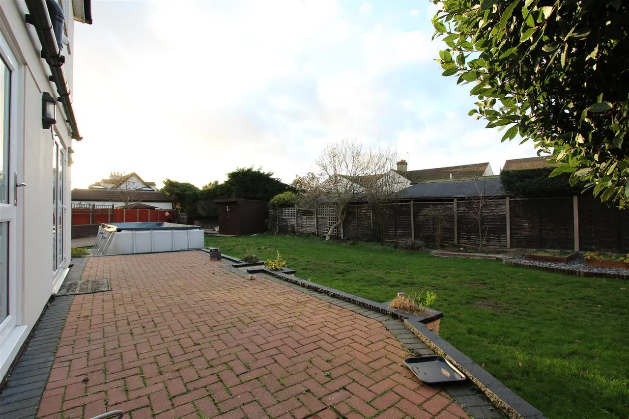 Orchard Close, Denham, Uxbridge, Buckinghamshire, UB9 4BB, photo 19