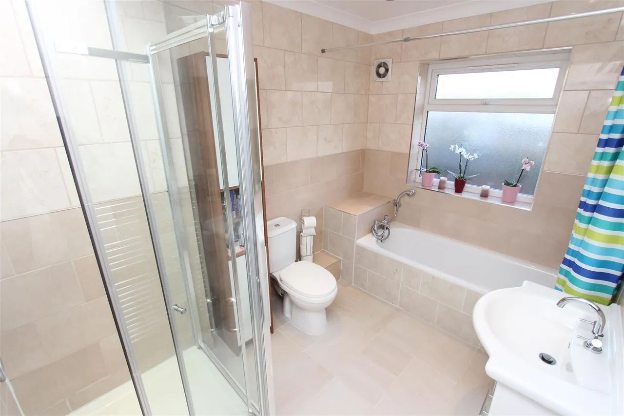 Orchard Close, Denham, Uxbridge, Buckinghamshire, UB9 4BB, photo 13