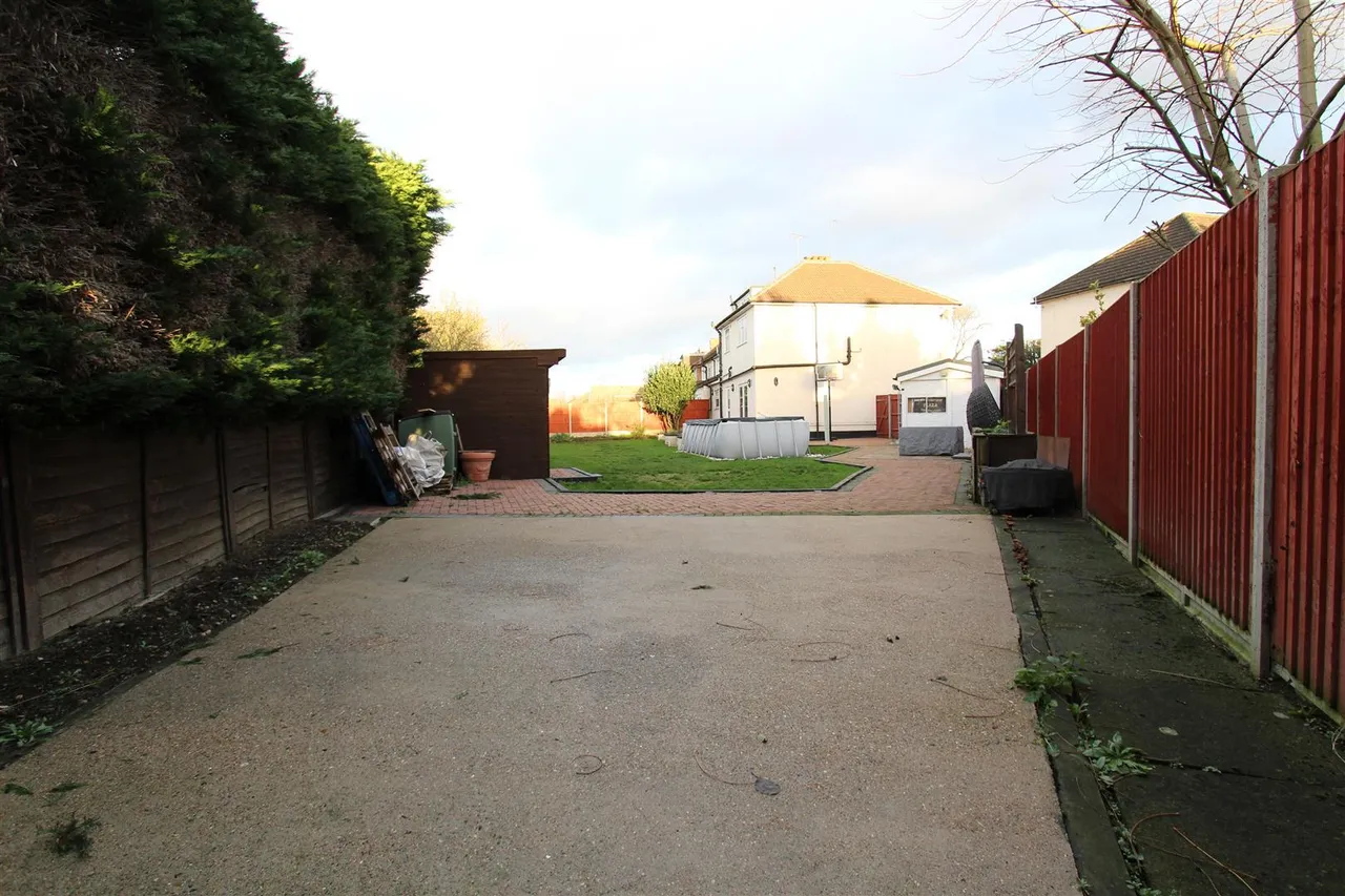 Orchard Close, Denham, Uxbridge, Buckinghamshire, UB9 4BB, photo 21