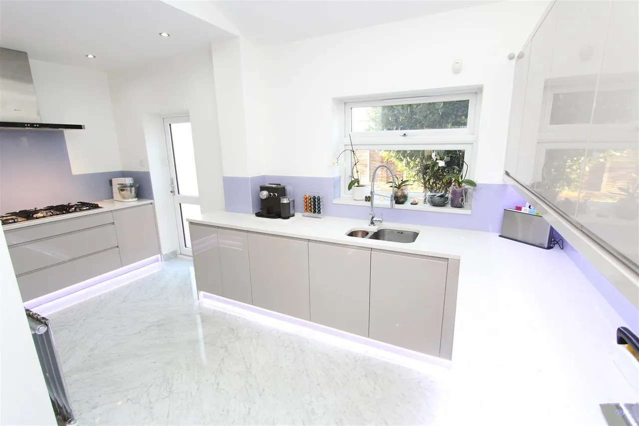 Orchard Close, Denham, Uxbridge, Buckinghamshire, UB9 4BB, photo 6