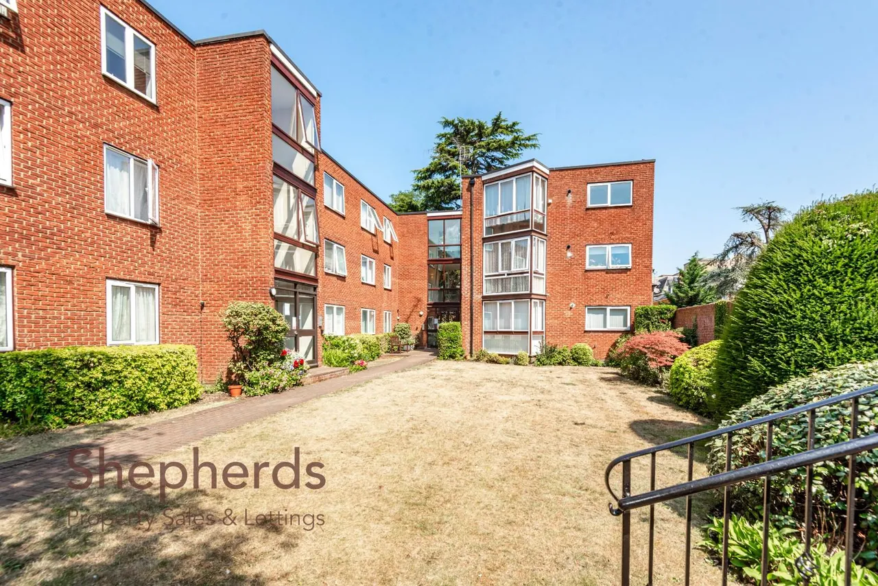 3 bed flat for sale, Eversley Lodge, Park View, EN11