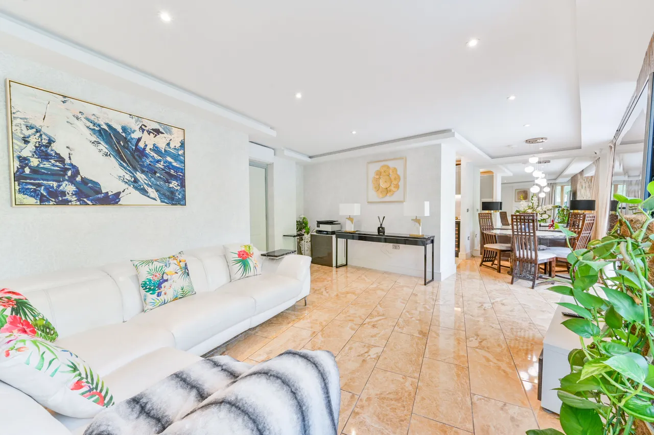 3 bed flat to rent — 27 Chase House, 1 Hansel Road, London