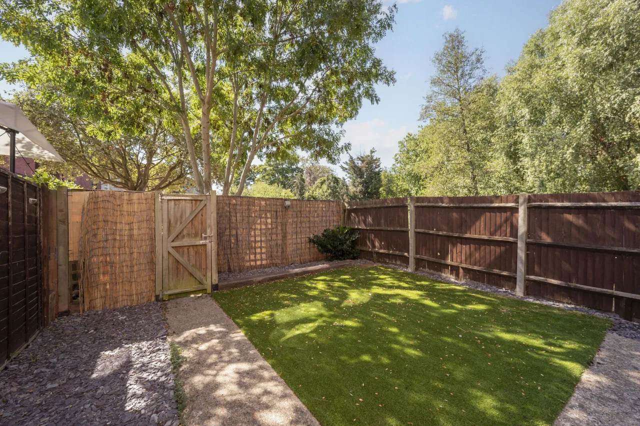 Coniston Close, London, SW20, photo 3