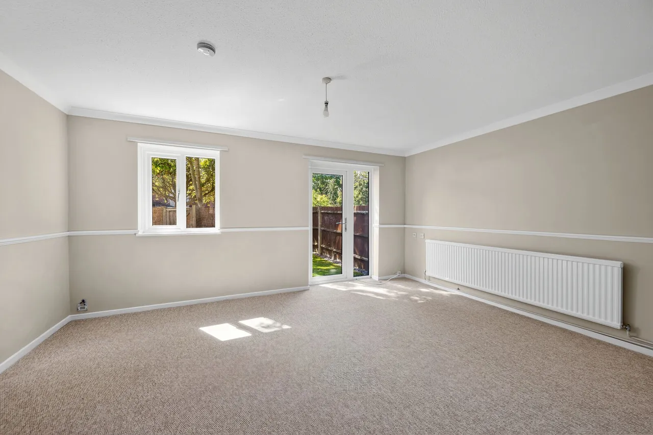 3 bed flat to rent, Coniston Close, London, SW20