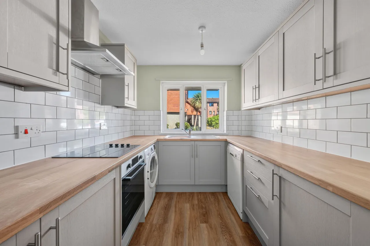 Coniston Close, London, SW20, photo 4