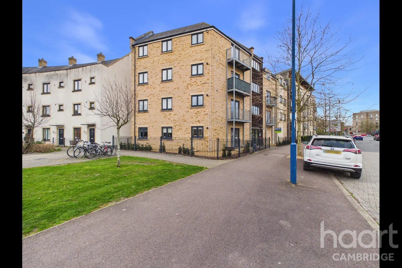 2 bed flat for sale, Sweetpea Way, Cambridge, CB4