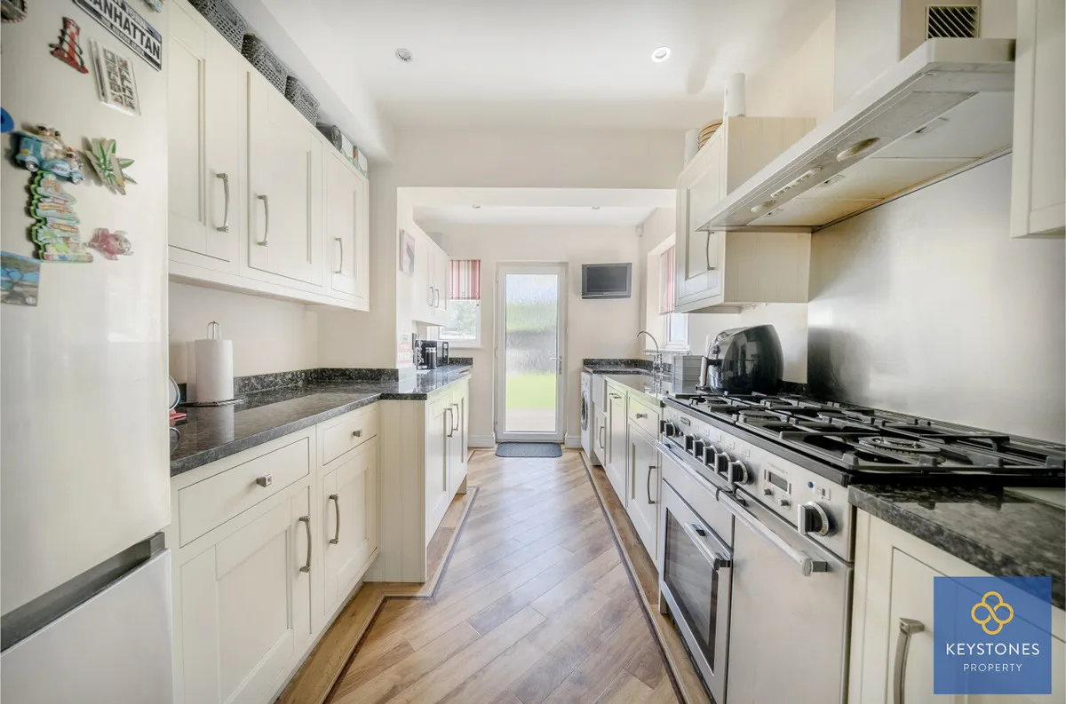 Carter Drive, Romford, Collier Row, RM5 2UT, photo 3