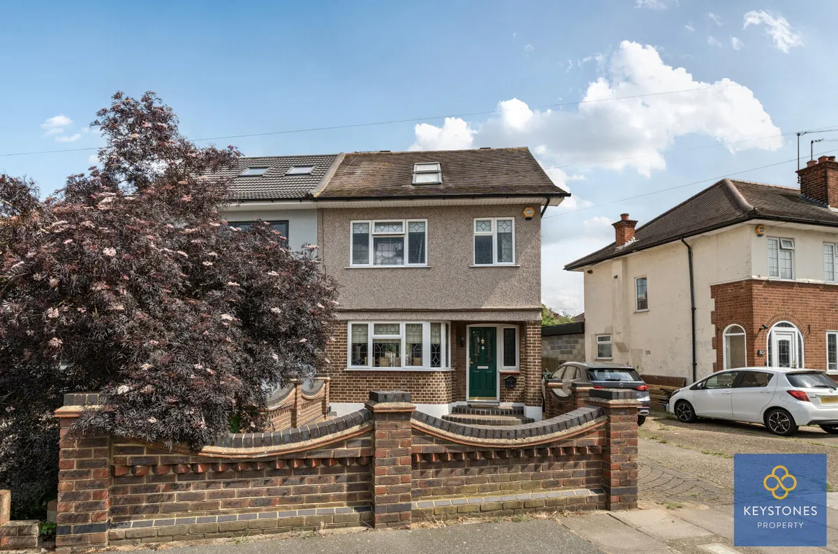4 bed house for sale — Carter Drive, Romford, Collier Row, RM5 2UT