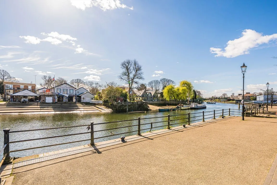 The Embankment, TW1, photo 4