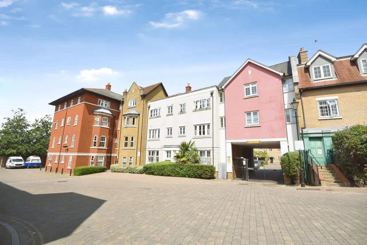 2 bed flat for sale — Roche Close, Rochford, Essex, SS4