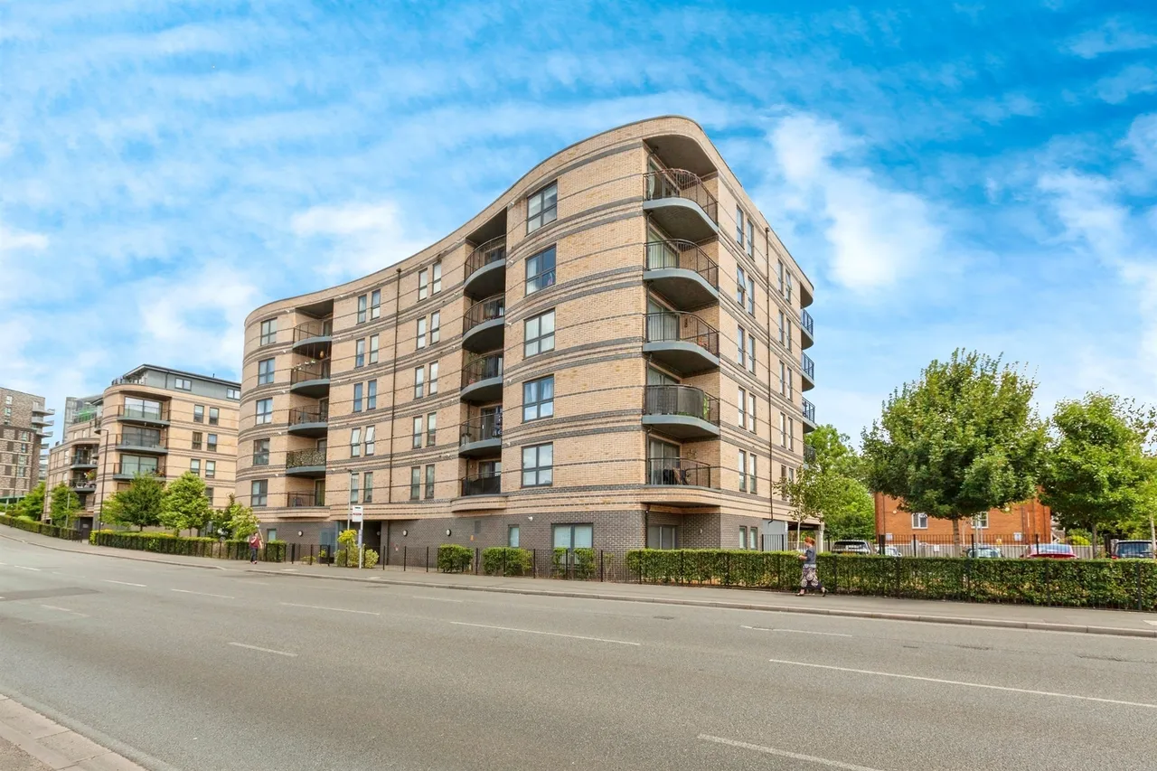 2 bed flat for sale — Windsor Road, SLOUGH