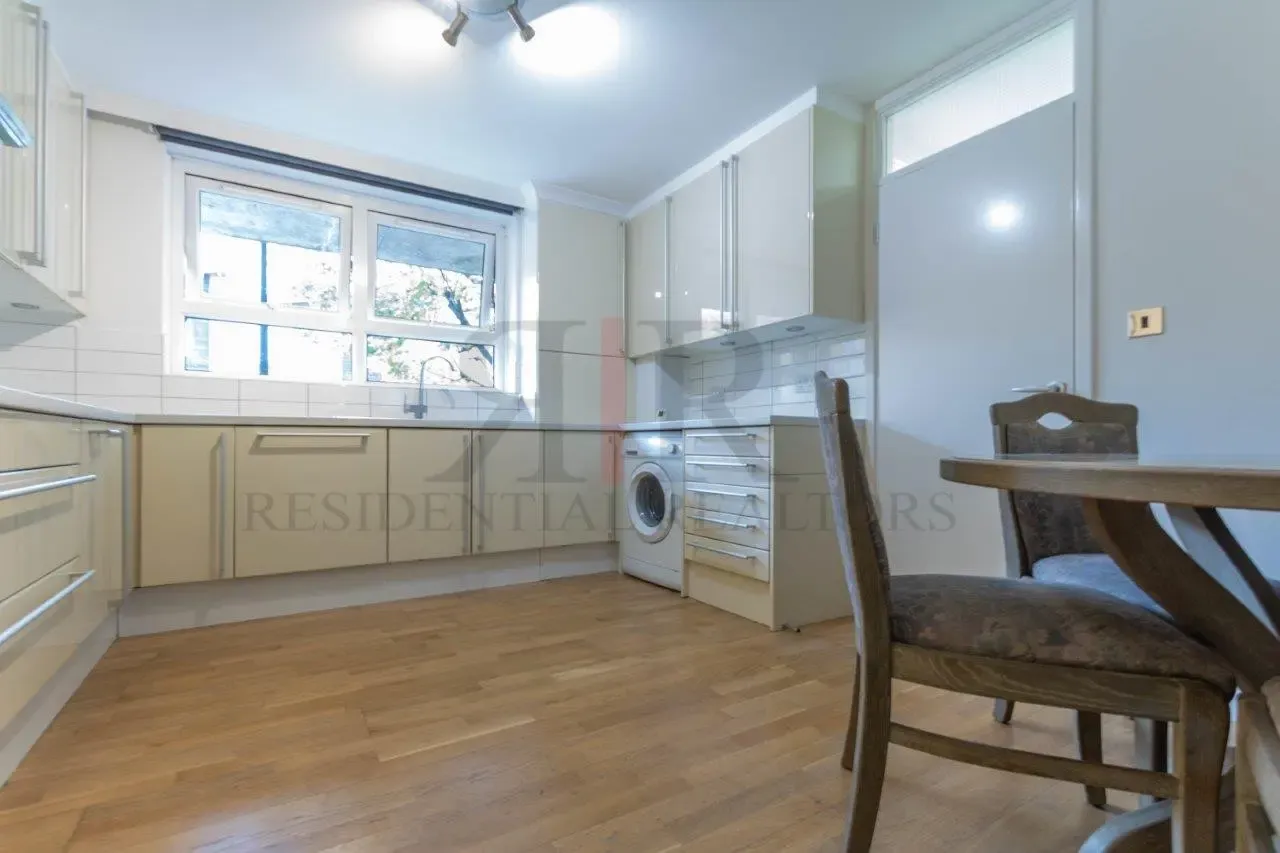Vauxhall Bridge Road, London, SW1V, photo 4