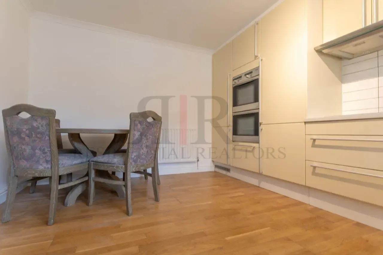 Vauxhall Bridge Road, London, SW1V, photo 2