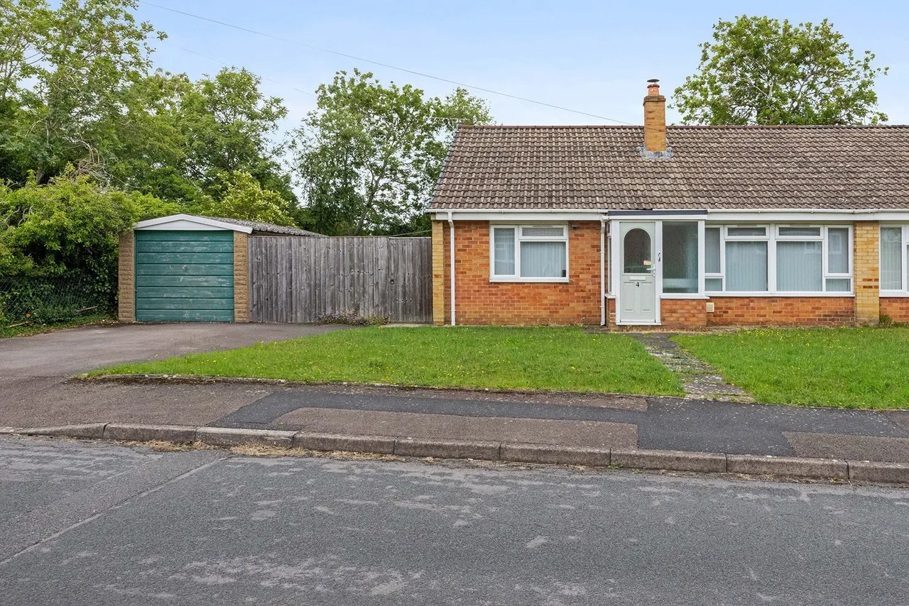2 bed house for sale, Warren Close, Cheltenham, GL51