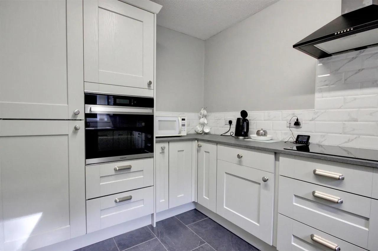 2 bed flat for sale — Beverley Road, Willerby