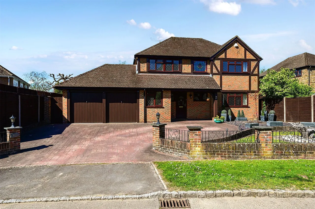 4 bed house for sale — Four Acre Coppice, Hook, Hampshire, RG27 9NF