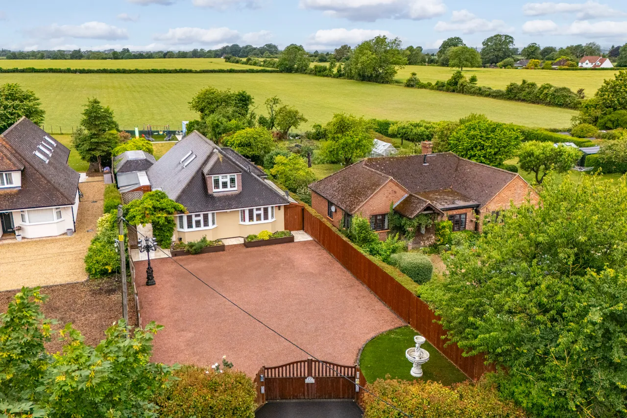 3 bed house for sale, Chalkshire Road, Butlers Cross, HP17