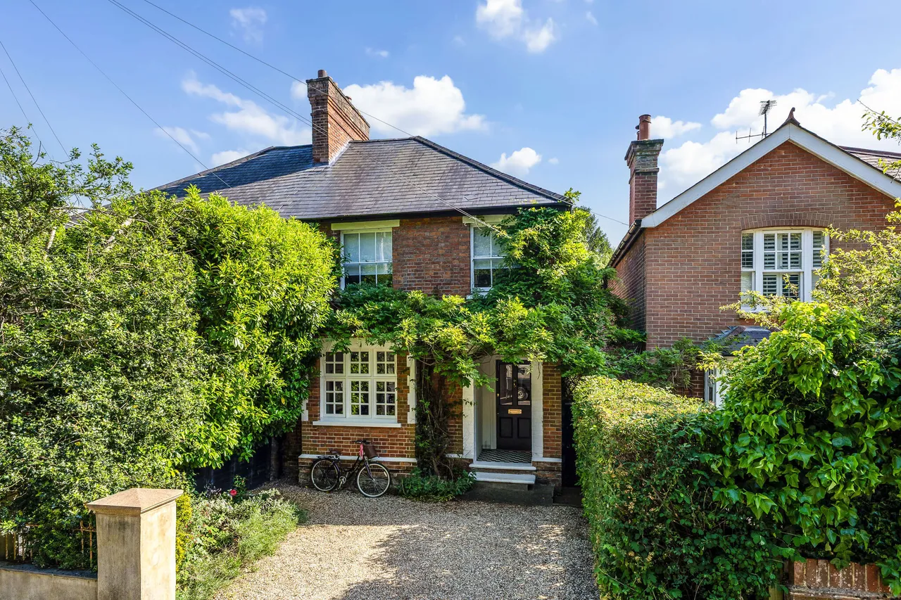 3 bed house for sale — Peperharow Road, Godalming, GU7