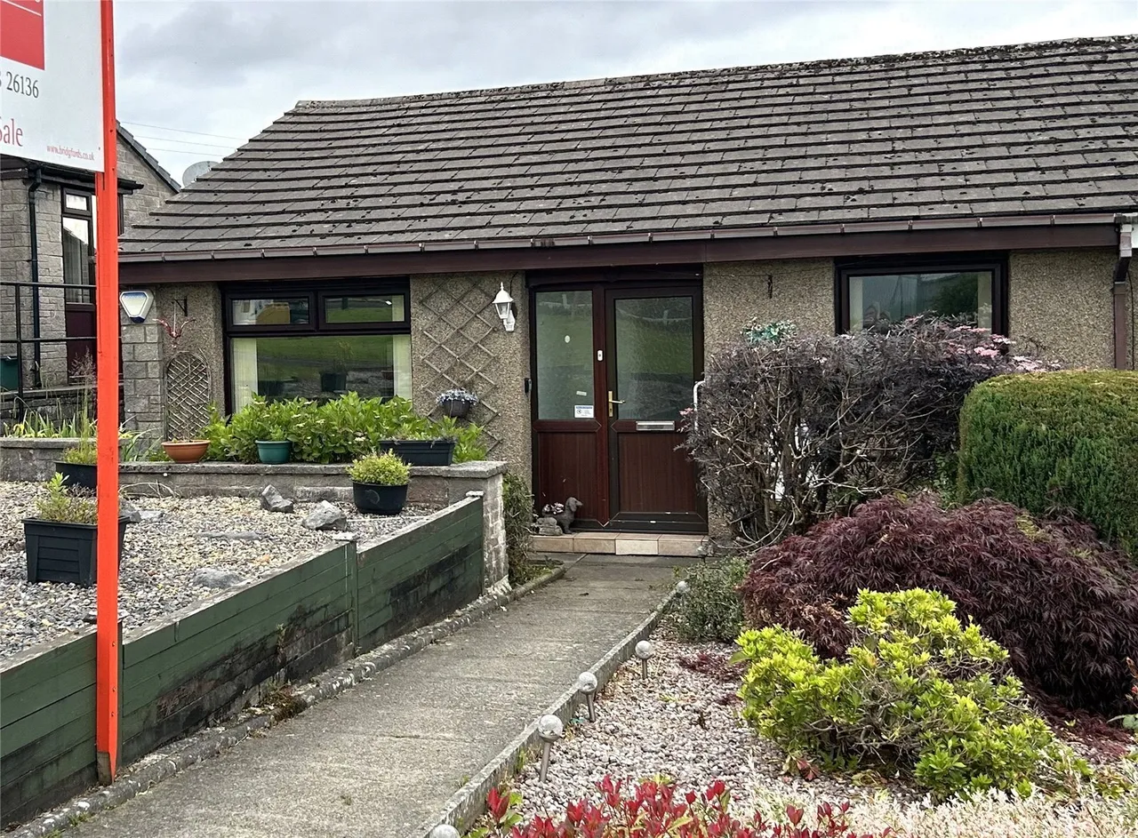 2 bed house for sale — Knowles Crescent, Buxton, Derbyshire, SK17