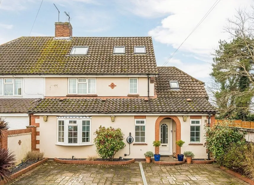 4 bed house for sale — Hawthorn Way, Shepperton, TW17