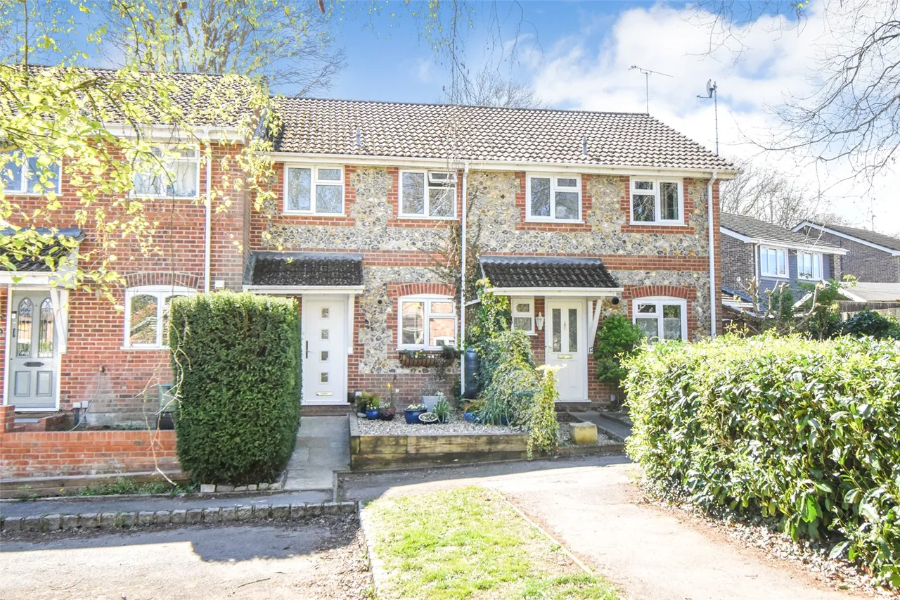 3 bed house for sale — Compass Field, Hook, Hampshire, RG27 9SH