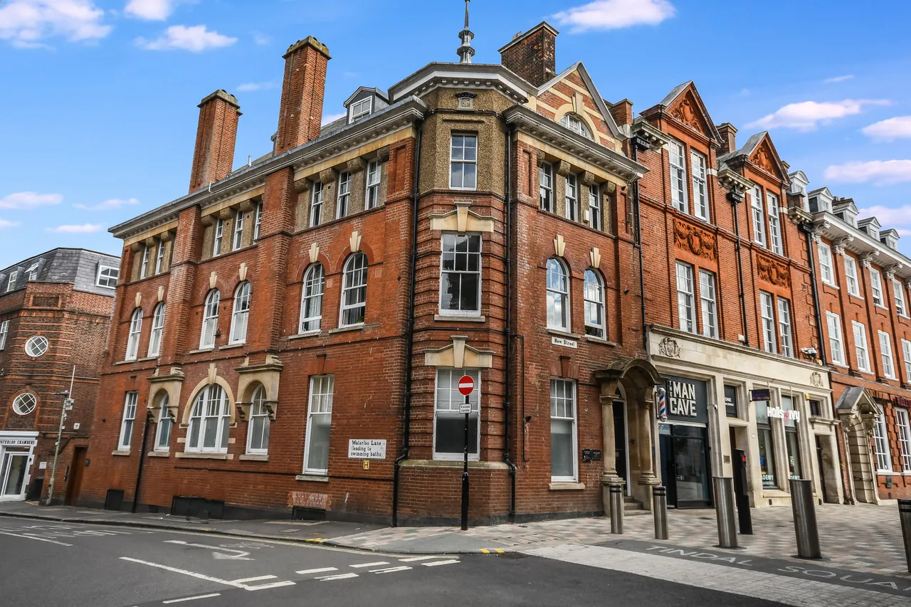 2 bed flat for sale — Flat 7 1A High Street, Chelmsford, Essex, CM1 1BE